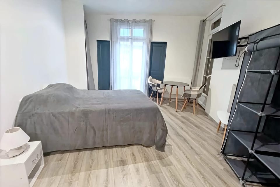 Apt 2, 1er étage, large studio tout confort et climatisé avec une terrasse commune dans un immeuble historique au cachet unique Apartment in Alt Empordà