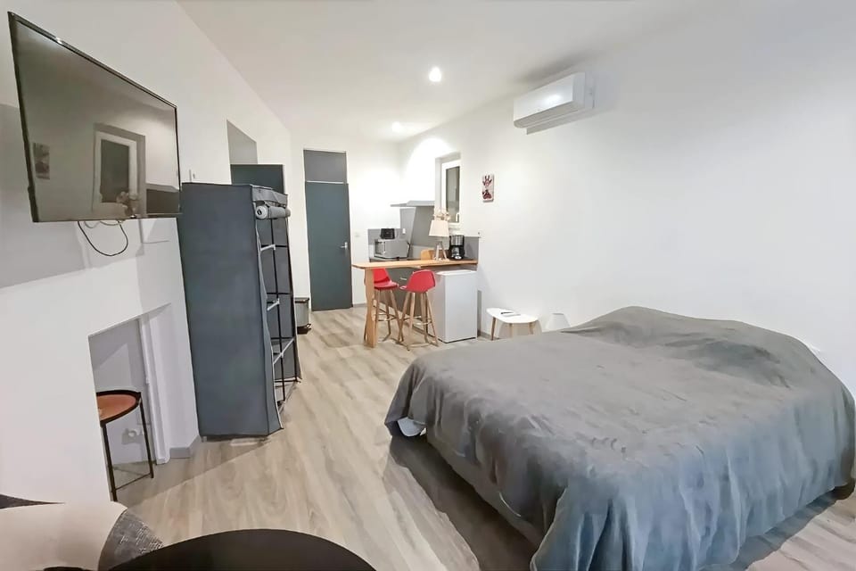 Apt 2, 1er étage, large studio tout confort et climatisé avec une terrasse commune dans un immeuble historique au cachet unique Apartment in Alt Empordà