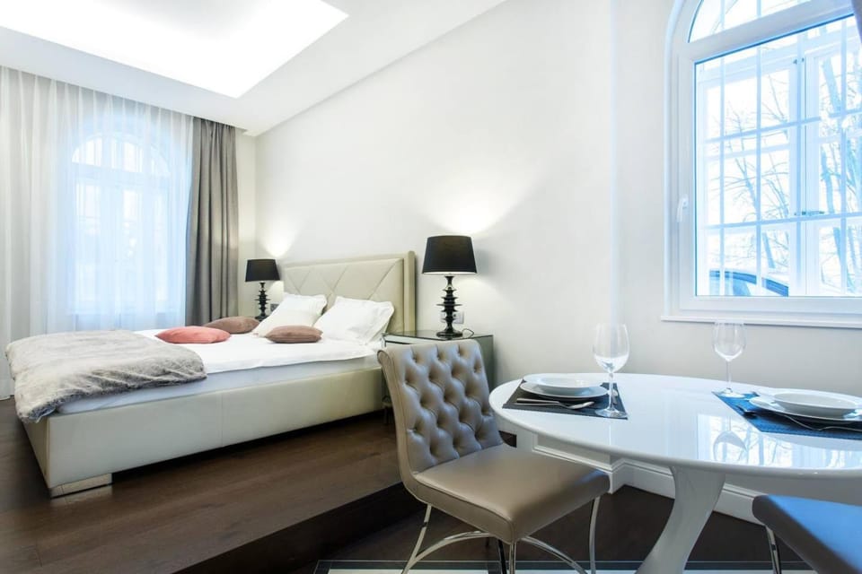 Bed, Dining area, Bedroom