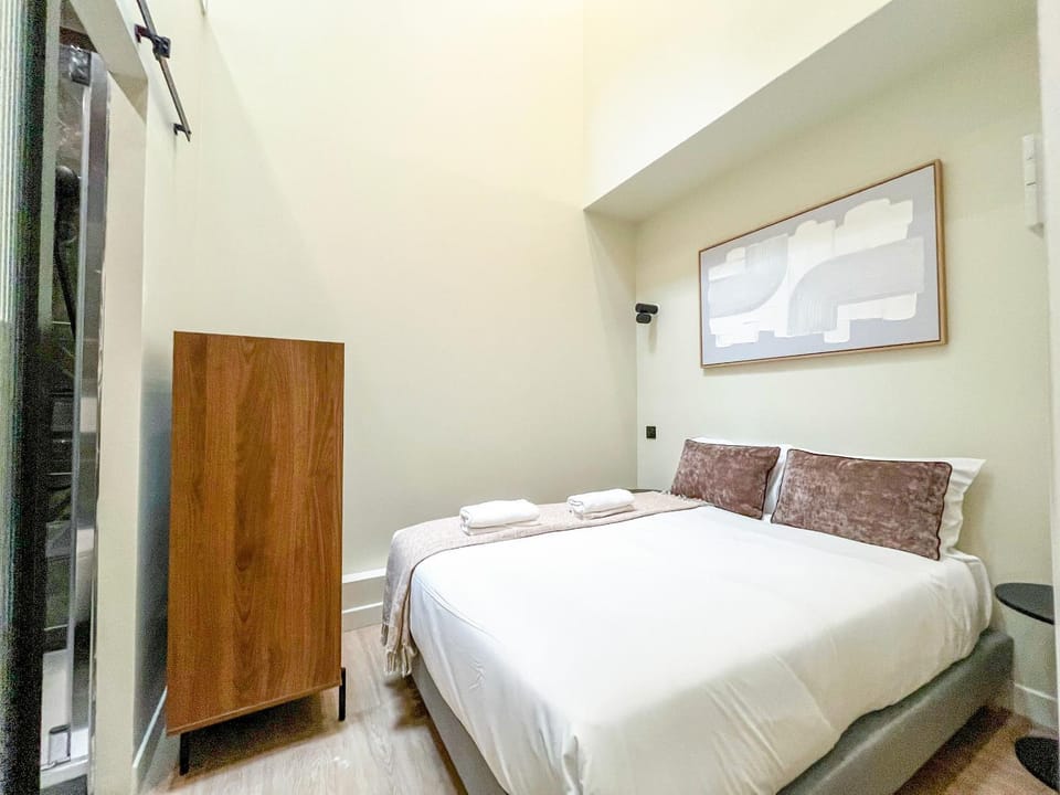 UrbanFlat 199 - Beautiful 5 Bedrooms Parisian Townhouse Flat Apartment in Paris