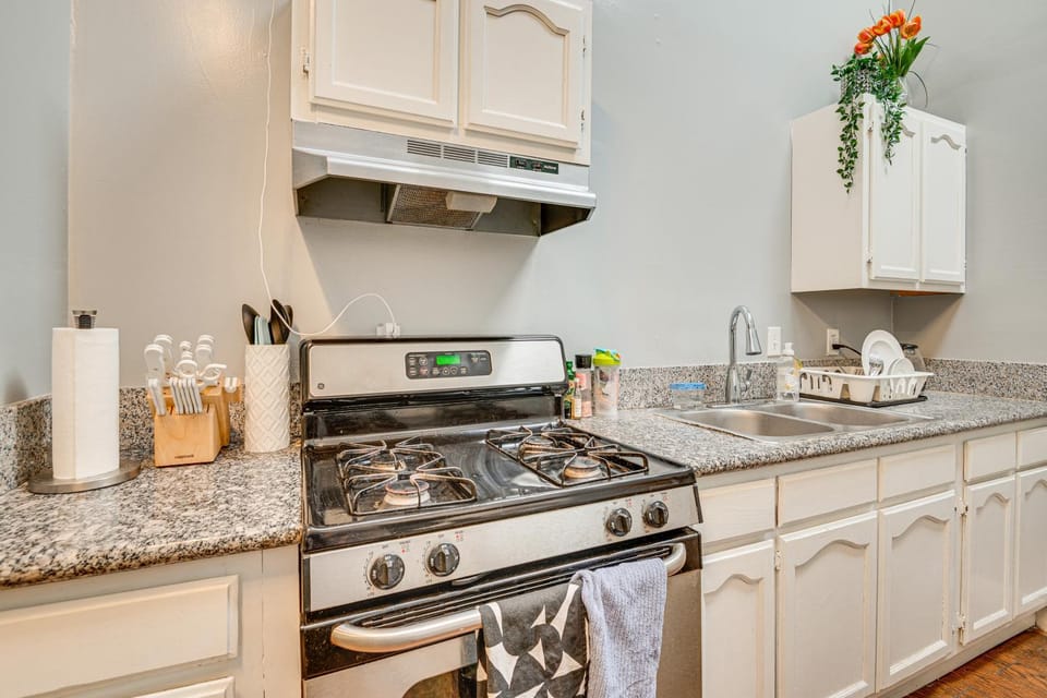Melrose Hill Home Near Hospitals: Nurses Welcome! House in Hollywood