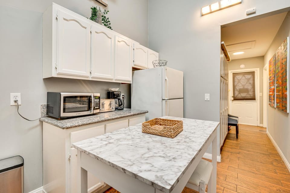 Melrose Hill Home Near Hospitals: Nurses Welcome! House in Hollywood