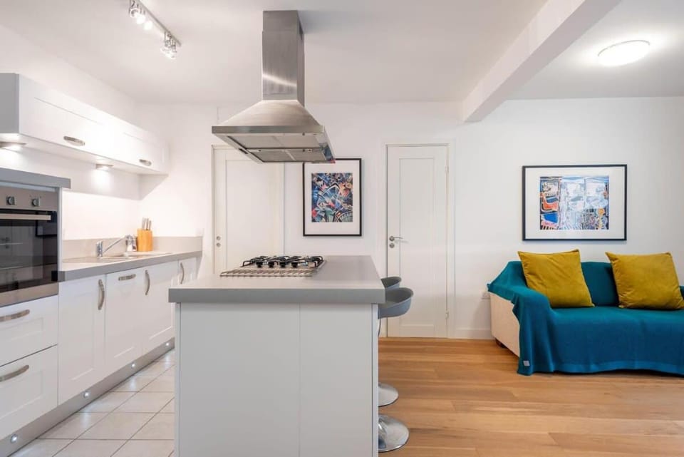Bright Flat with Estuary Views & Parking Falmouth Apartment in England