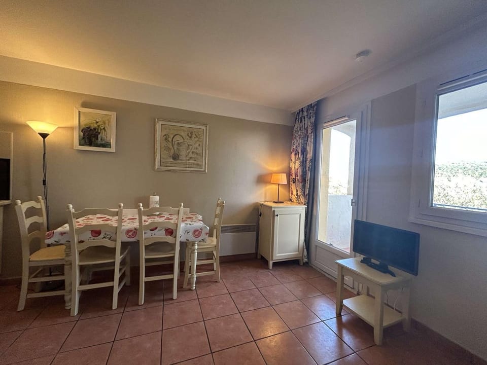 IS100-105 LES ISSAMBRES Studio cabine 4 couchages avec Piscine et parking Cabin in Sainte-Maxime