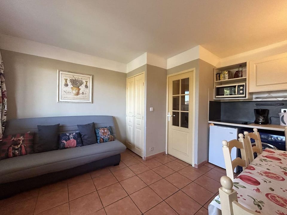 IS100-105 LES ISSAMBRES Studio cabine 4 couchages avec Piscine et parking Cabin in Sainte-Maxime