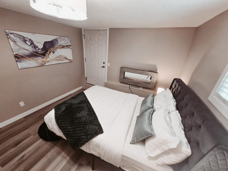 Riverfront Condo - Free Parking, Walk DT, Sleep 4 Apartment in Calgary