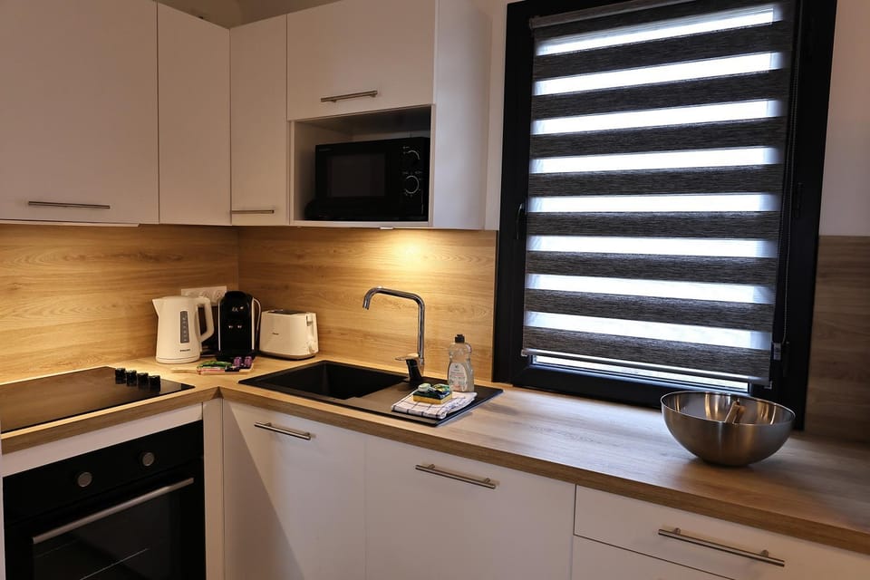 Coffee/tea facilities, Kitchen or kitchenette, dishwasher, stove, toaster