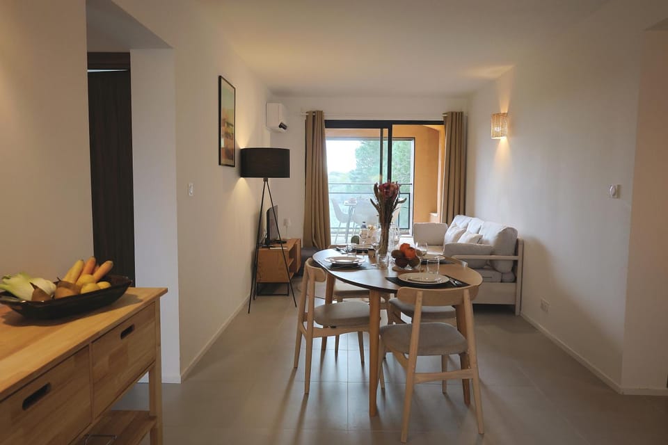 TV and multimedia, Kitchen or kitchenette, Living room, Seating area, Dining area