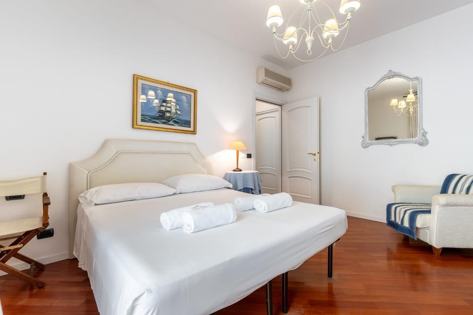 Bed, Photo of the whole room, Bedroom, air conditioner