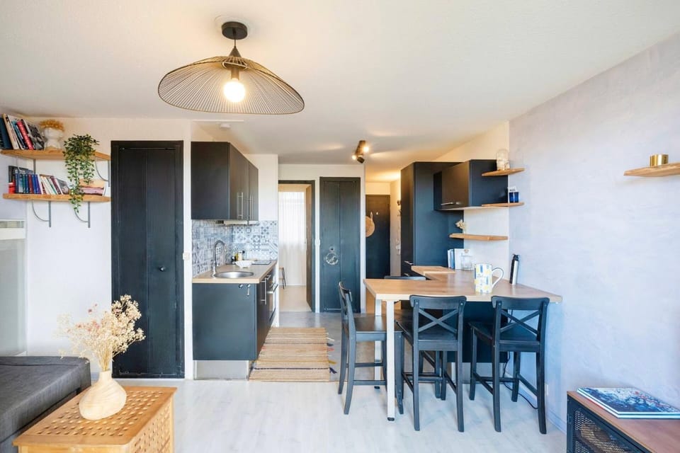 Property building, Kitchen or kitchenette, Living room
