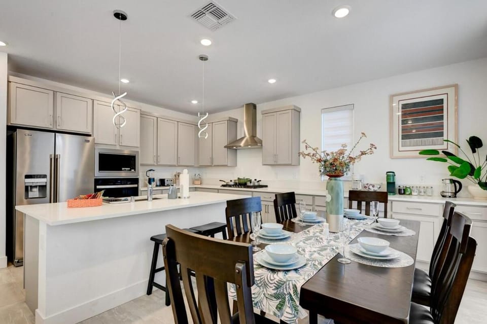 Kitchen or kitchenette, Dining area