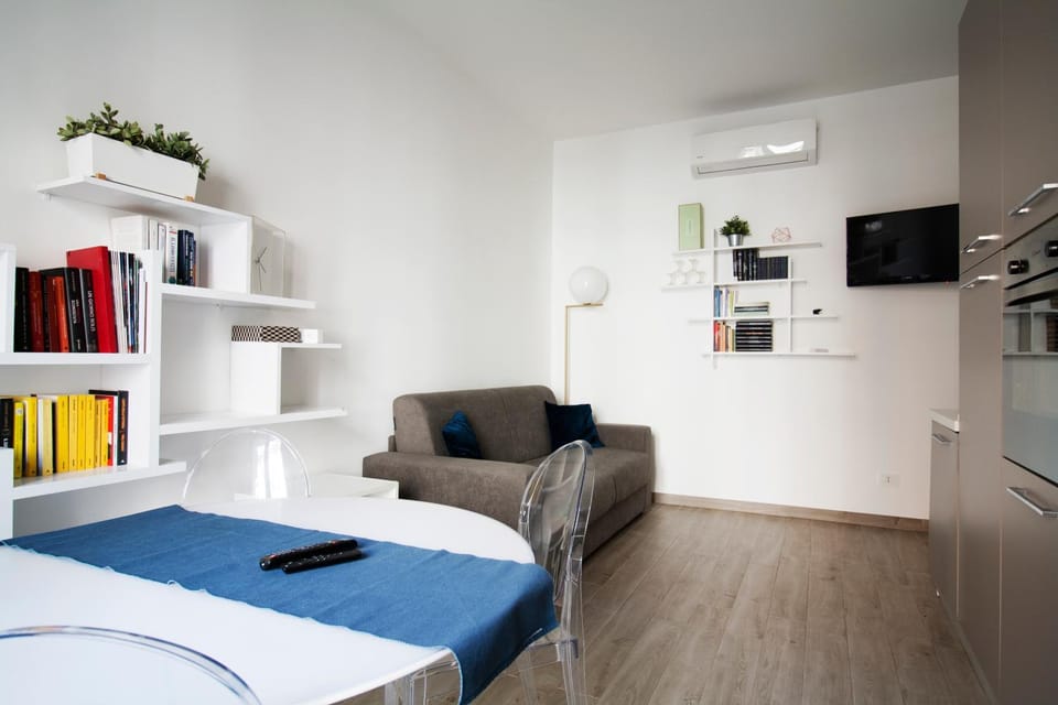 TV and multimedia, Kitchen or kitchenette, Living room, Seating area, Dining area, air conditioner