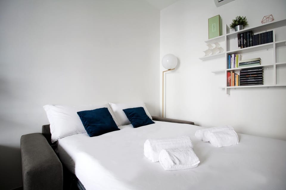 Bed, Bedroom, towels