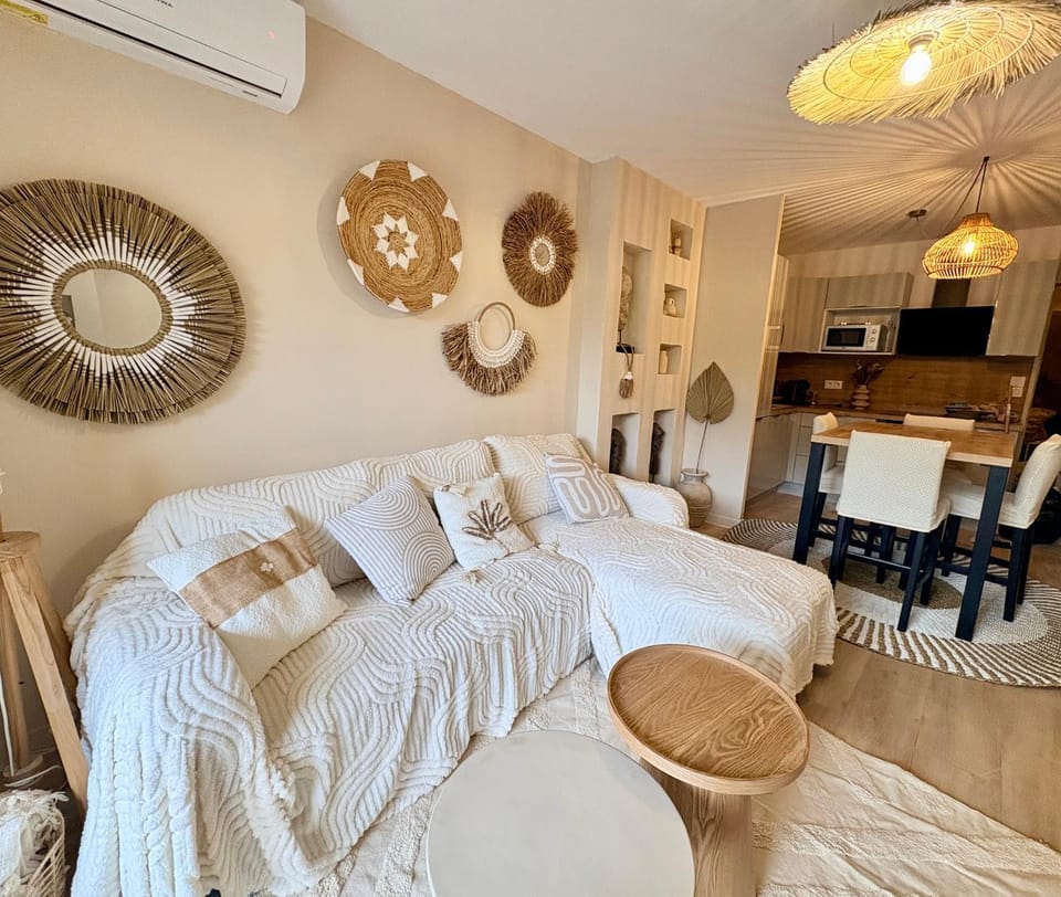 Kitchen or kitchenette, Living room, Seating area, Dining area, air conditioner