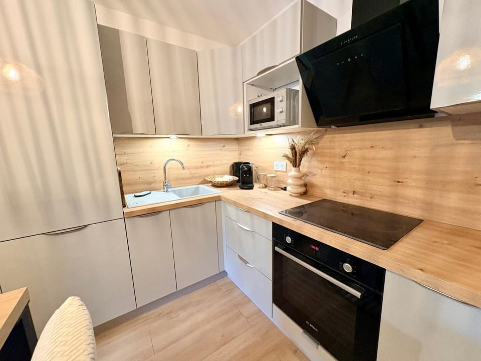 Kitchen or kitchenette, oven, stove