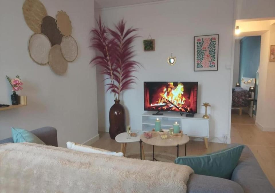 Communal lounge/ TV room, TV and multimedia, Living room