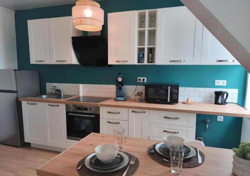 Kitchen or kitchenette, Dining area