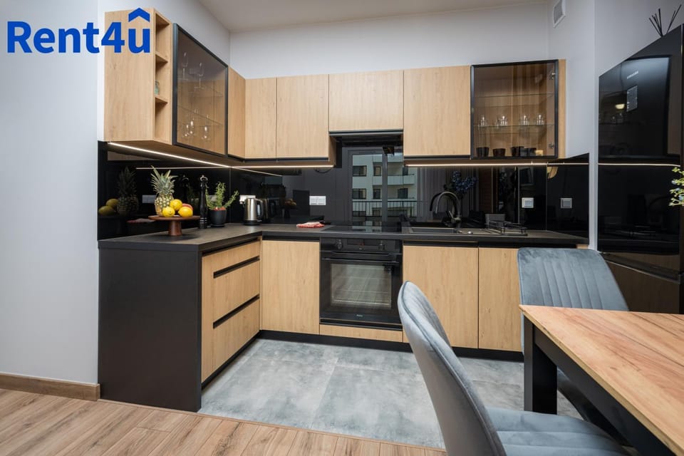Kitchen or kitchenette, oven