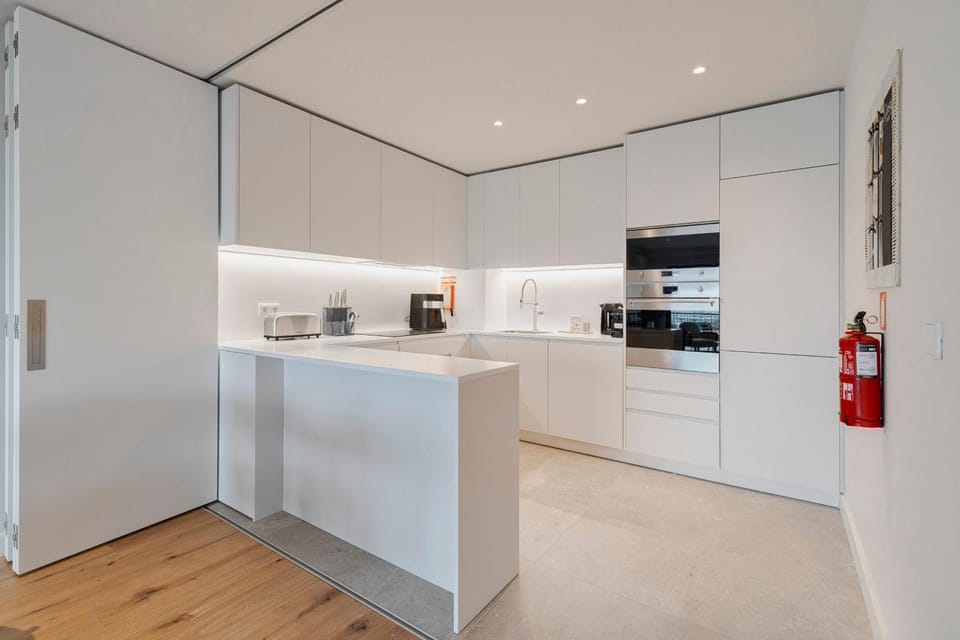 Coffee/tea facilities, microwave, oven, stove, toaster, kitchen
