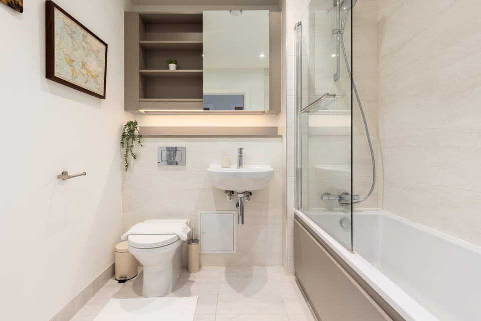 Modern 2 Bed Apt near Canary Wharf, ABBA & O2 Apartment in London Borough of Hackney