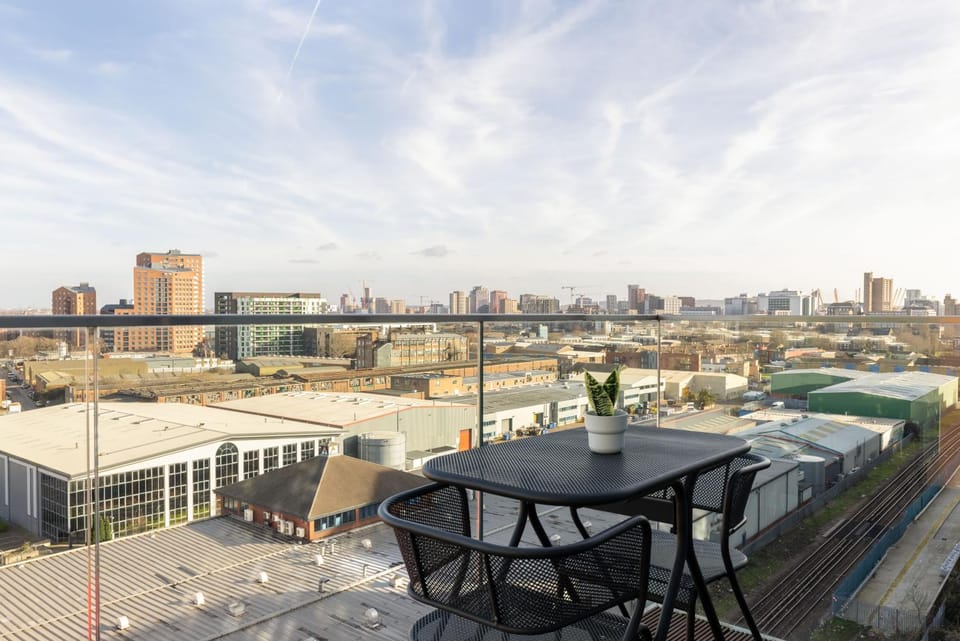 Modern 2 Bed Apt near Canary Wharf, ABBA & O2 Apartment in London Borough of Hackney