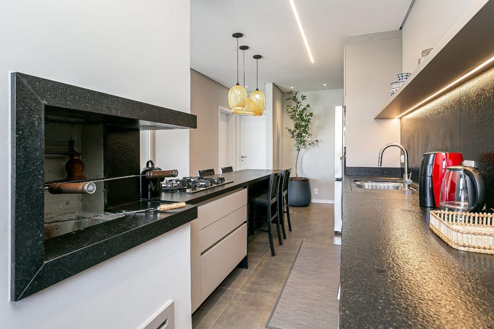 Coffee/tea facilities, Kitchen or kitchenette, oven, stove
