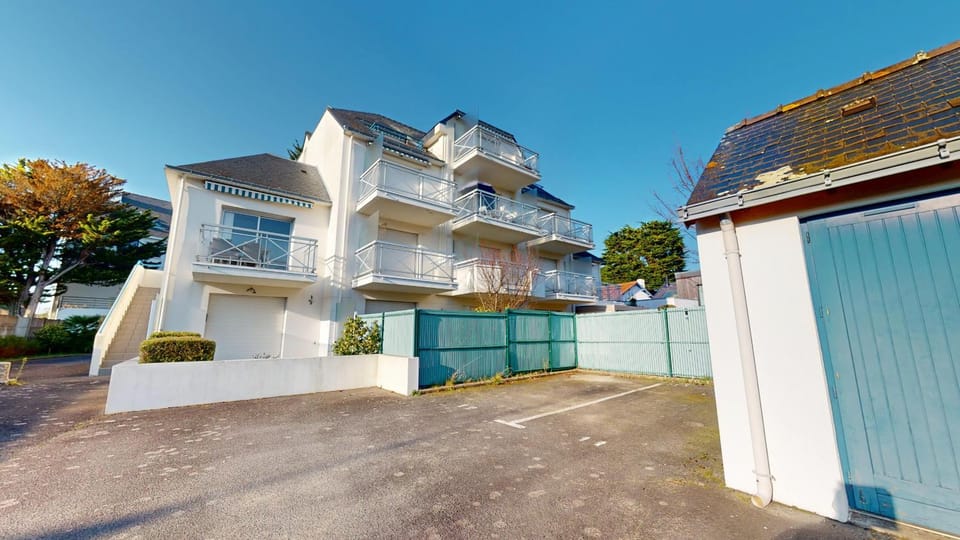Property building, Facade/entrance, Off site
