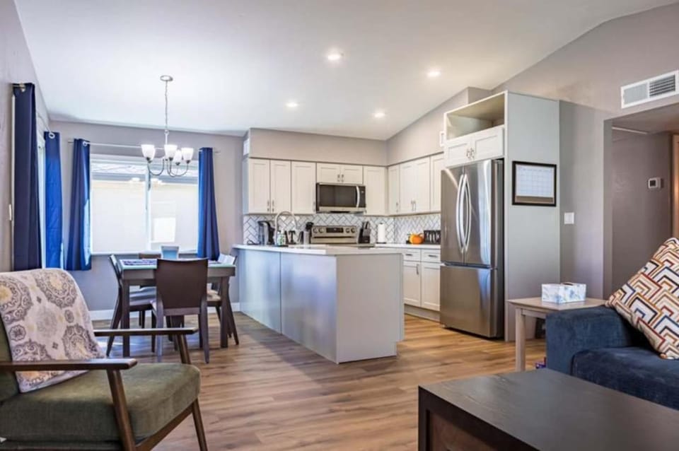 Cozy townhouse with community pool heart of Tempe near ASU House in Tempe