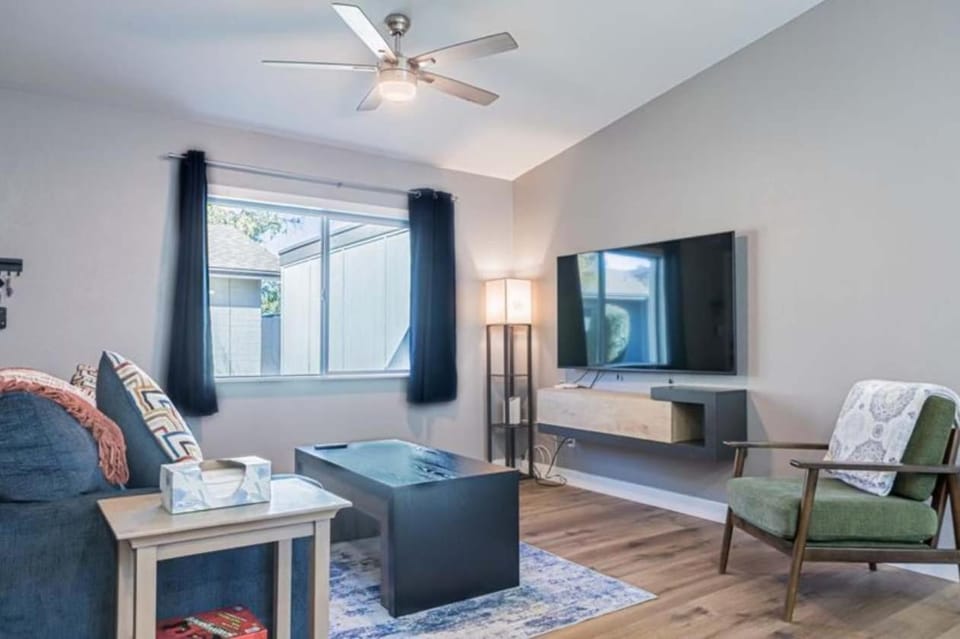 Cozy townhouse with community pool heart of Tempe near ASU House in Tempe