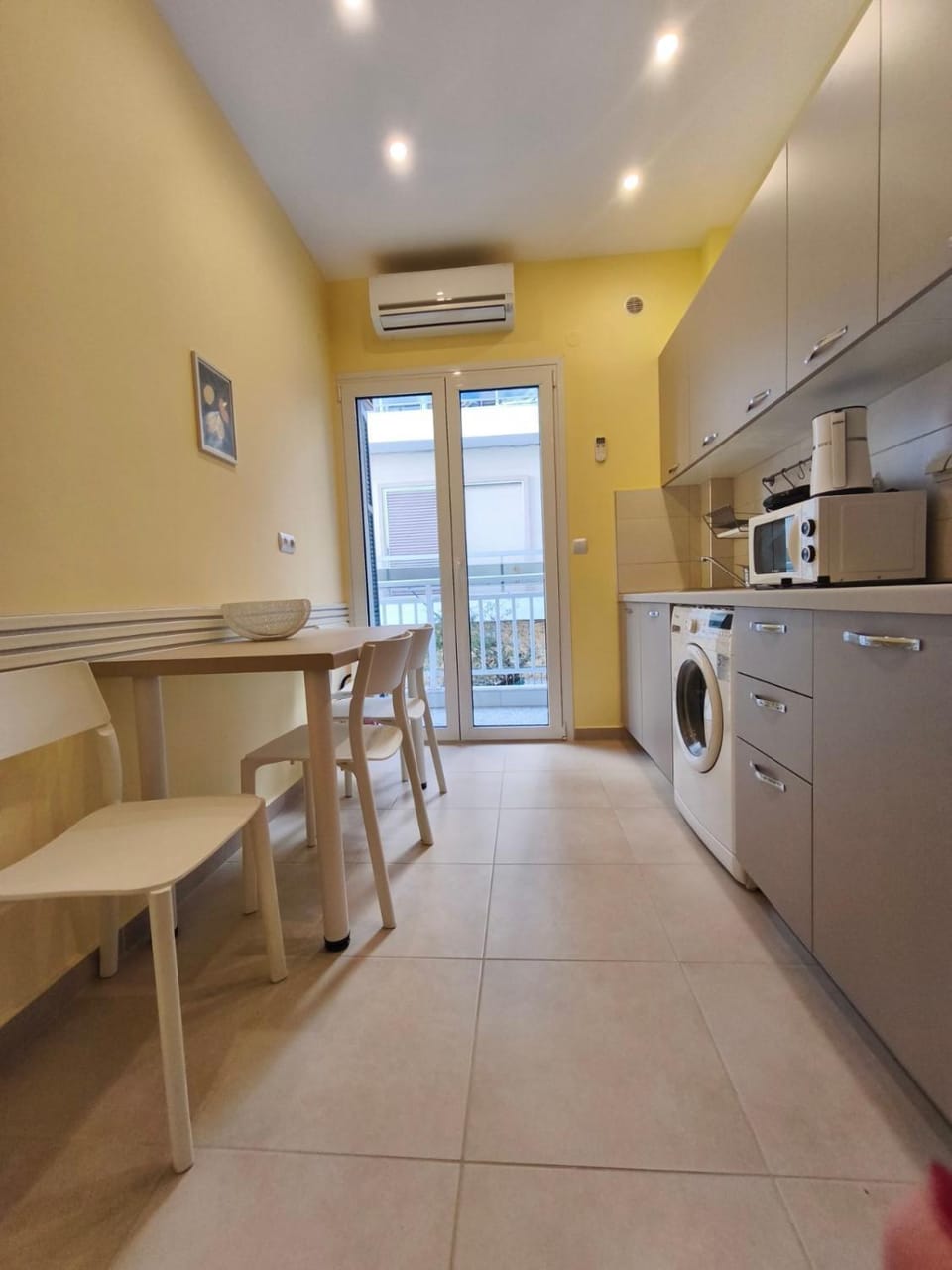Kitchen or kitchenette, stove, washing machine, air conditioner
