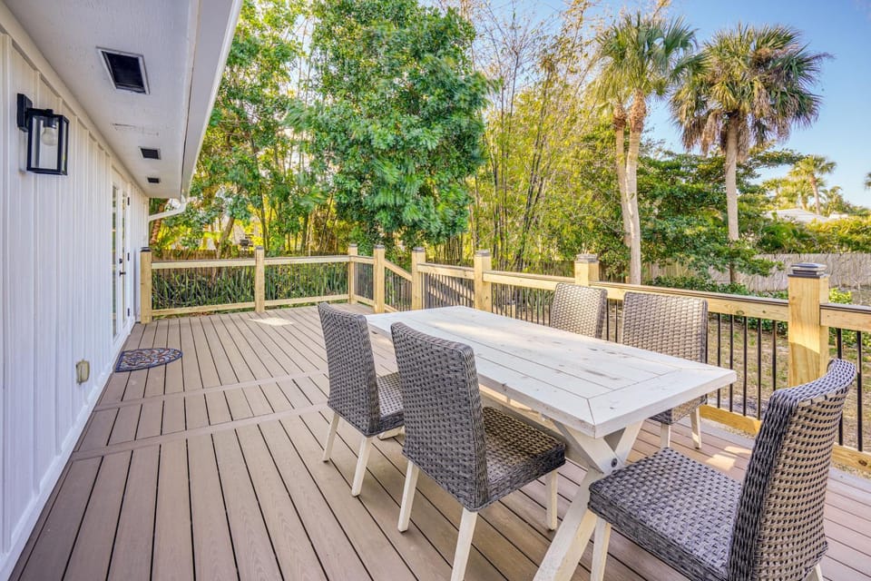 Deck + Pool Table! Walk to Dtwn Jensen Beach House in Jensen Beach
