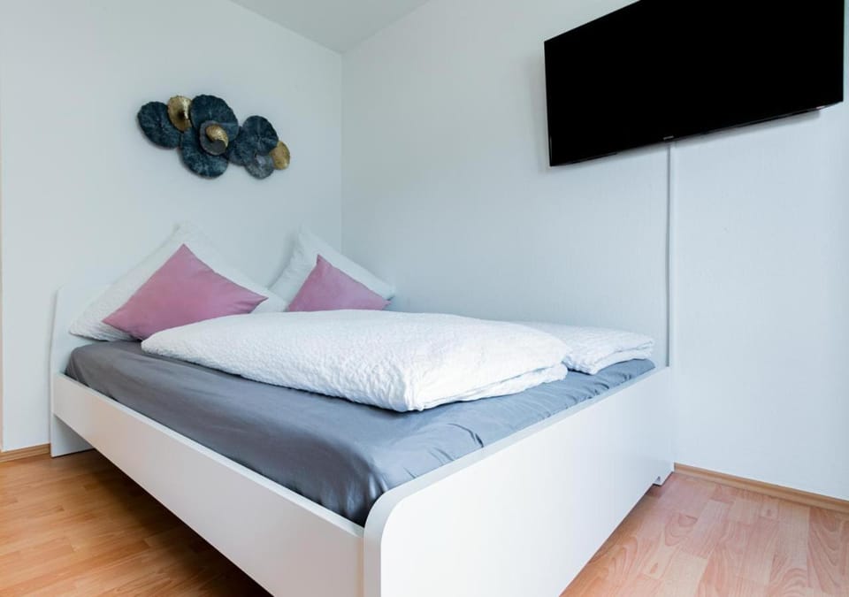 Bed, TV and multimedia, Photo of the whole room, Bedroom