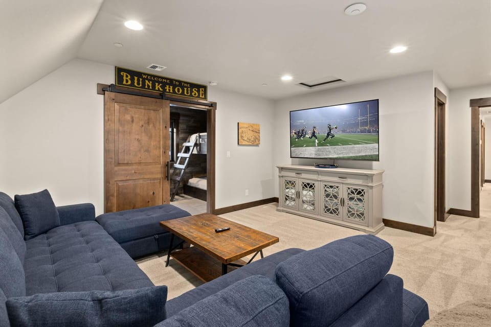 Soak Sizzle Unwind 5BR HotTub GameRm BBQ Apartment in Kittitas County