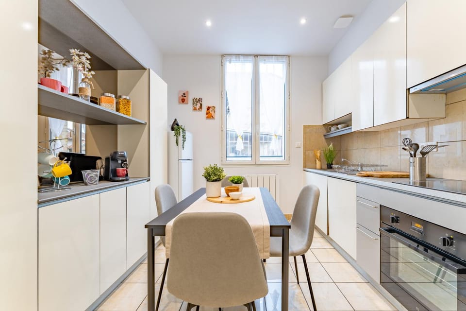 Coffee/tea facilities, dishwasher, oven, stove, kitchen