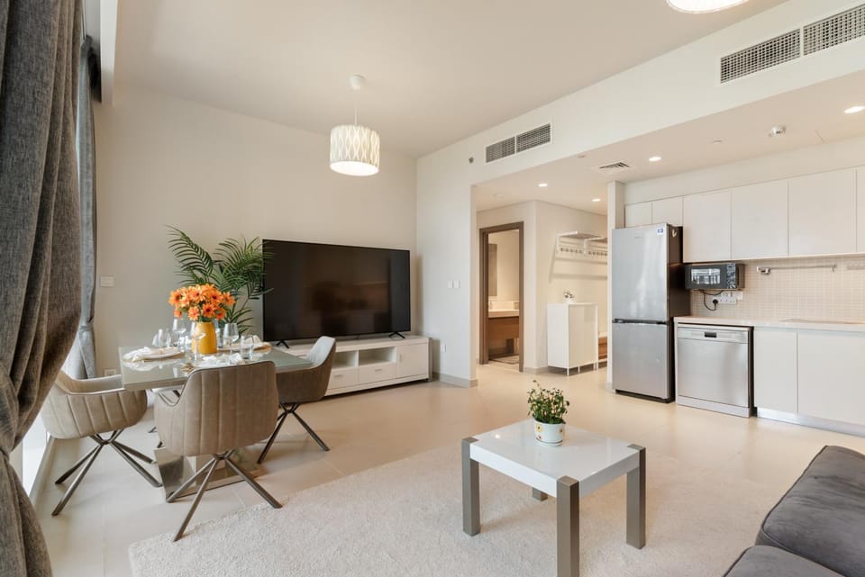 TV and multimedia, Kitchen or kitchenette, Living room, Seating area, Dining area