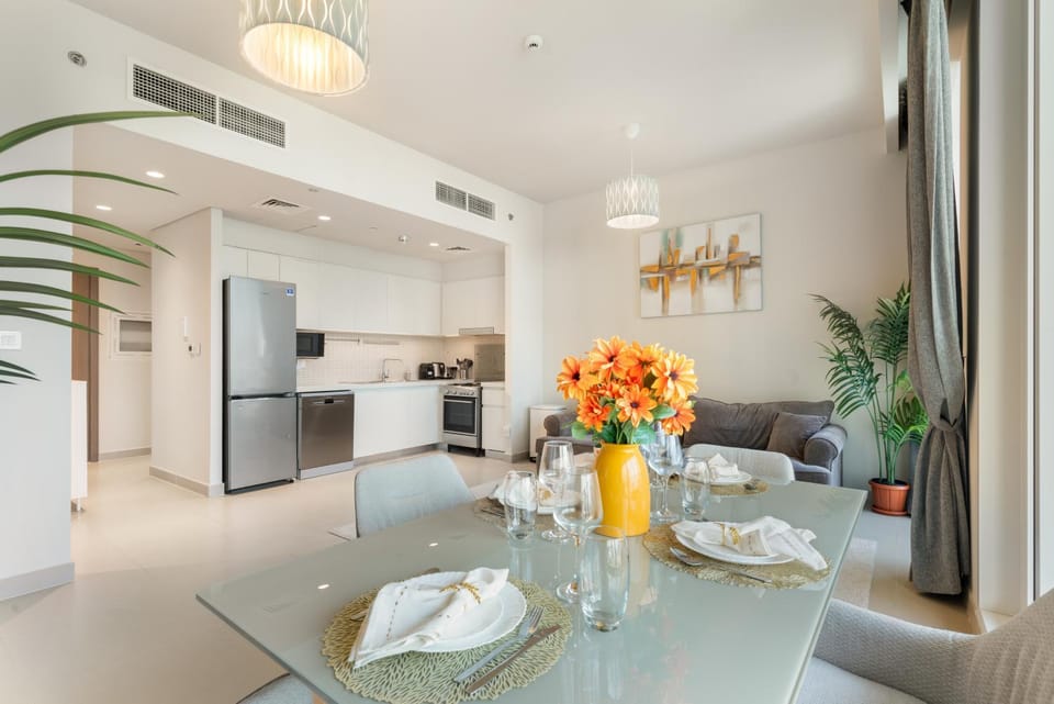 Kitchen or kitchenette, Living room, Seating area, Dining area, stove