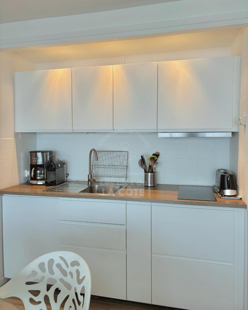 Coffee/tea facilities, Kitchen or kitchenette, stove, toaster
