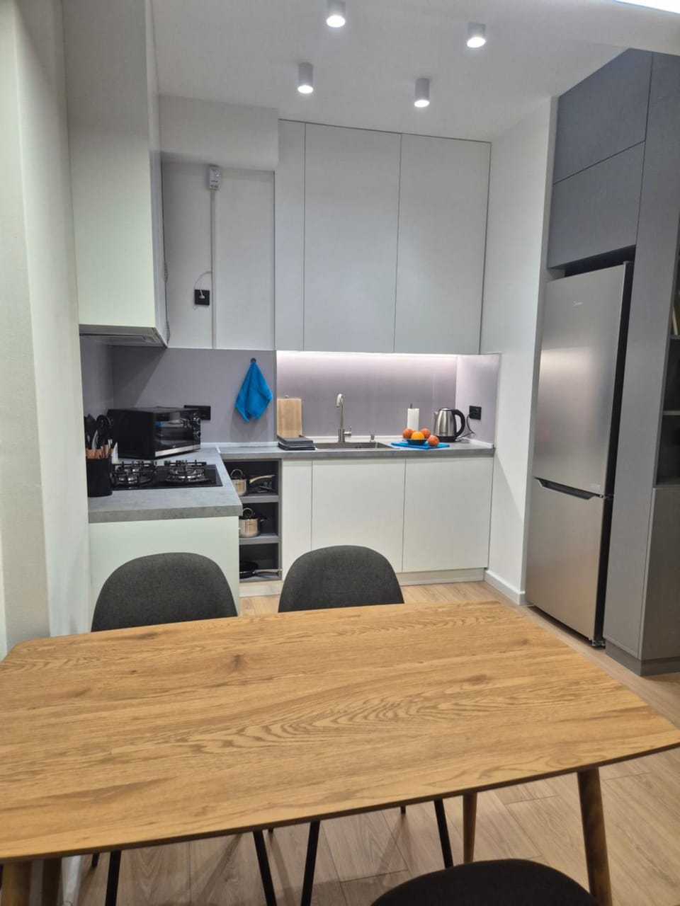 Kitchen or kitchenette, Dining area