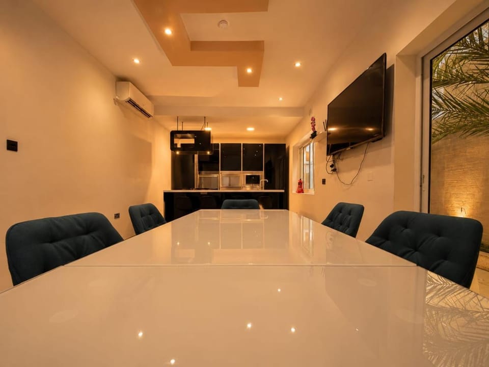 Spacious Townhouse - Private Jacuzzi -Swieqi Apartment in Malta