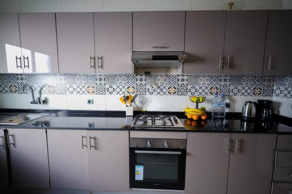 Coffee/tea facilities, Kitchen or kitchenette, dishwasher, stove