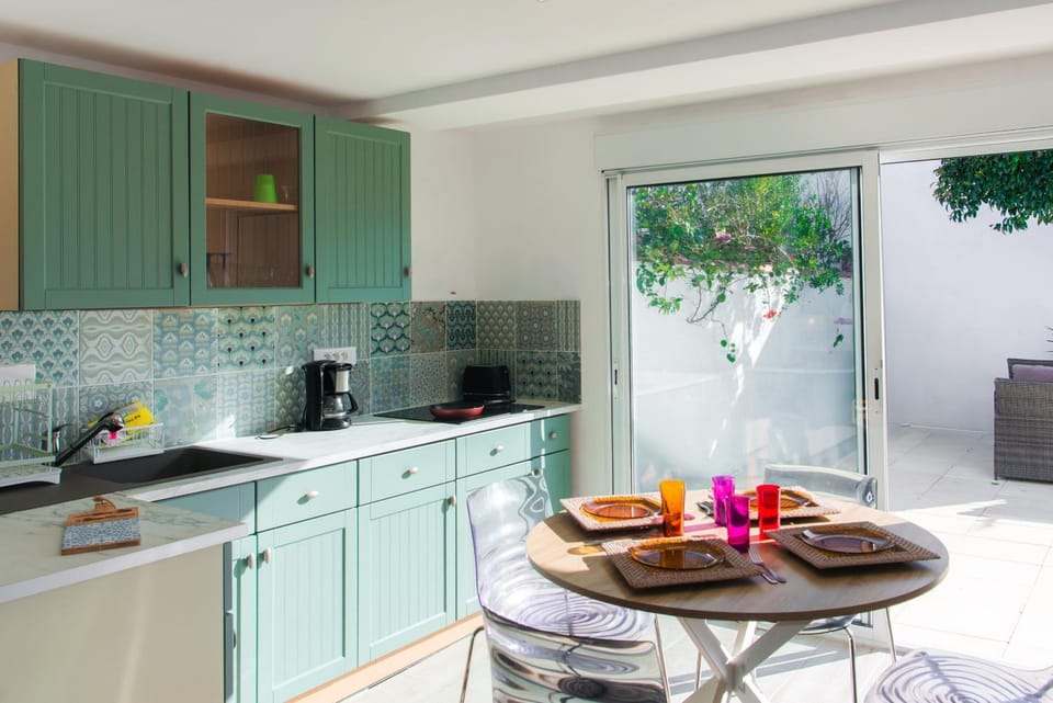 Kitchen or kitchenette, Dining area