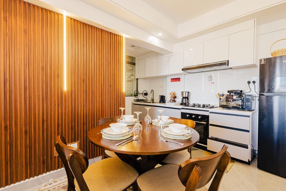Kitchen or kitchenette, Dining area