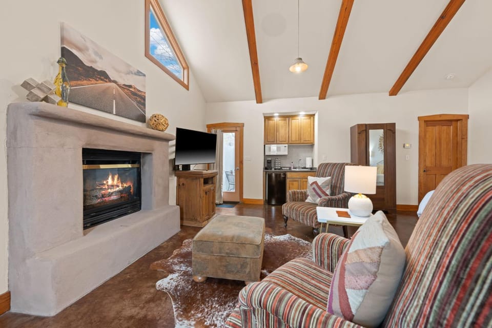Cross Mt Retreat - Hot Tub & 2 Private Suites House in Fredericksburg