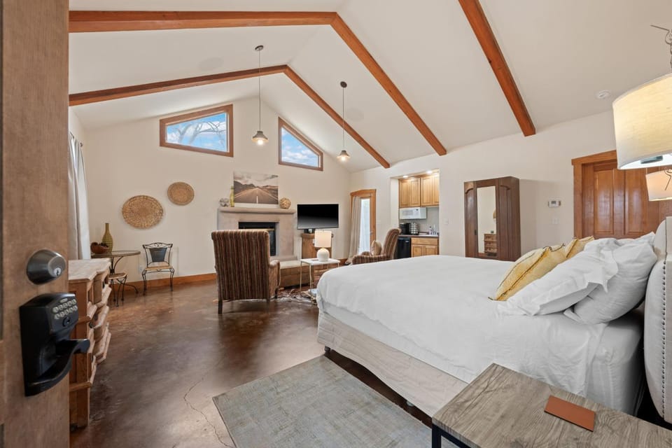 Cross Mt Retreat - Hot Tub & 2 Private Suites House in Fredericksburg