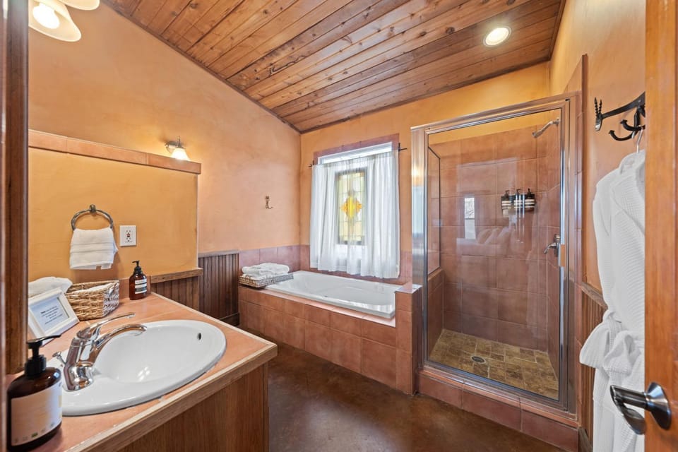 Cross Mt Retreat - Hot Tub & 2 Private Suites House in Fredericksburg