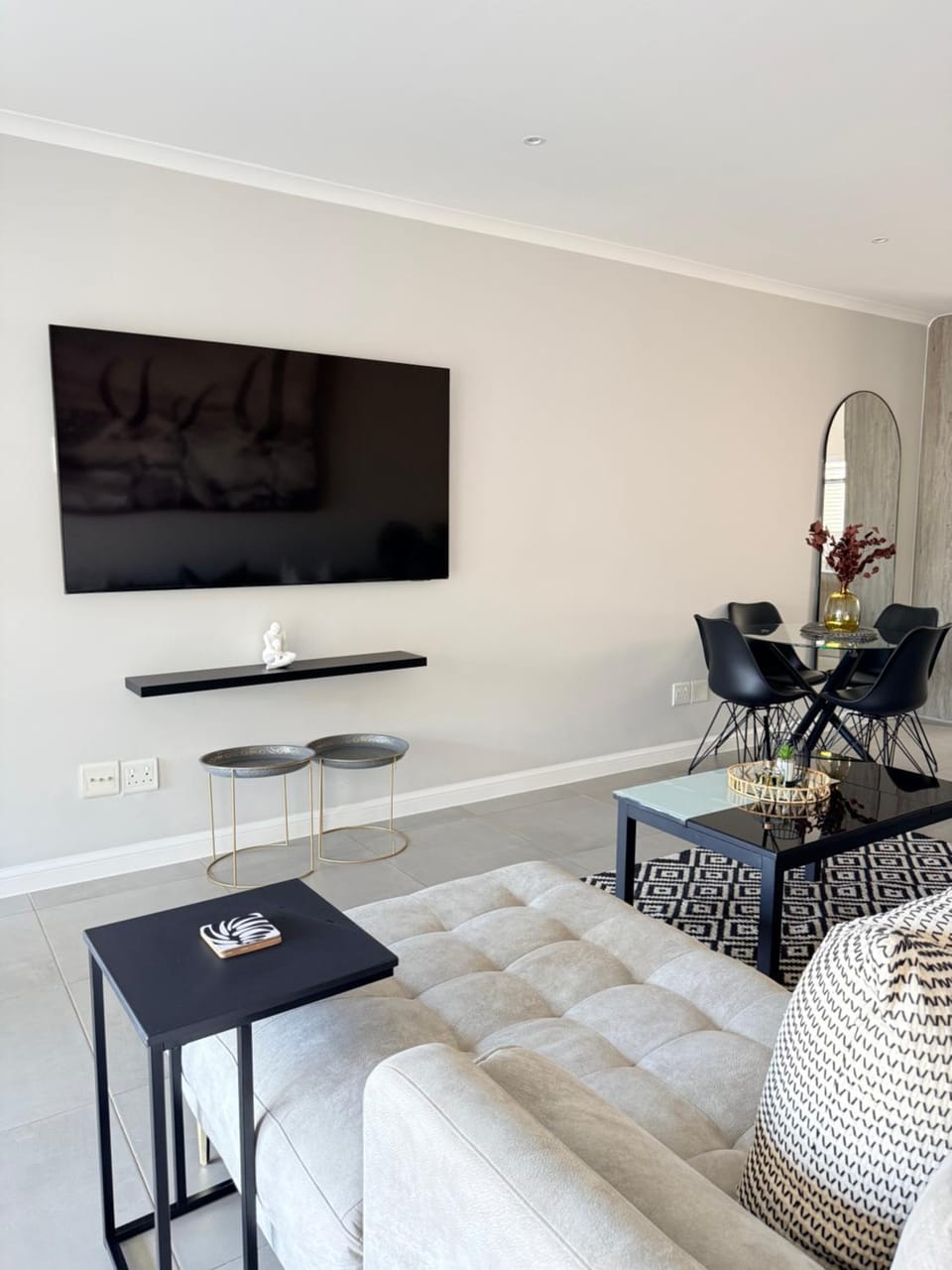 TV and multimedia, Living room, Seating area, Evening entertainment