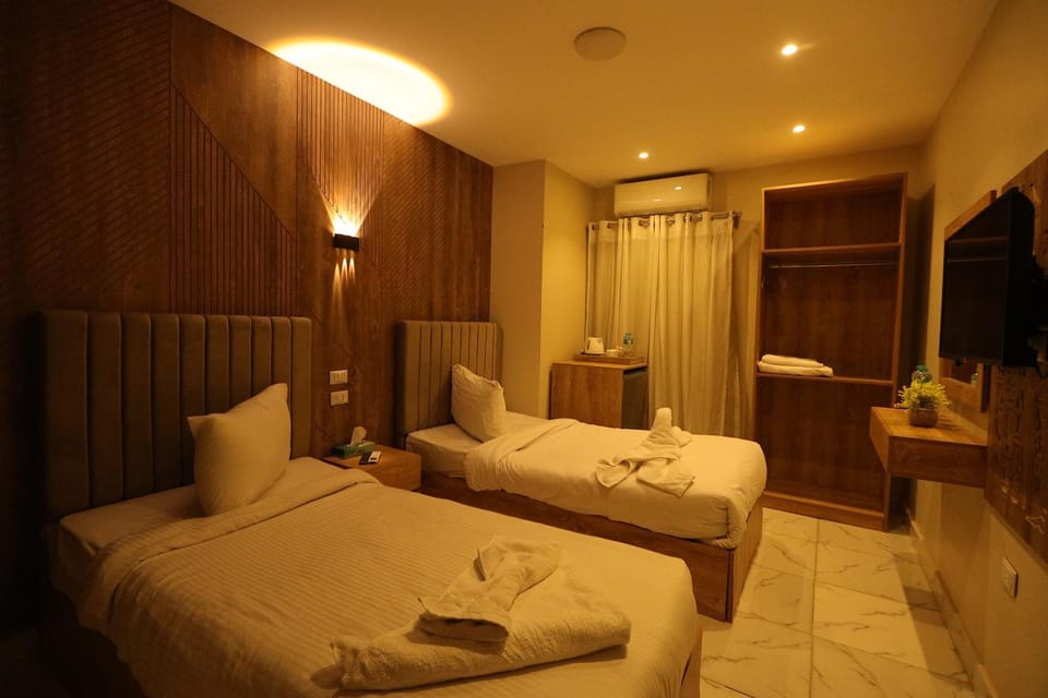 Bed, TV and multimedia, Photo of the whole room, Bedroom, towels