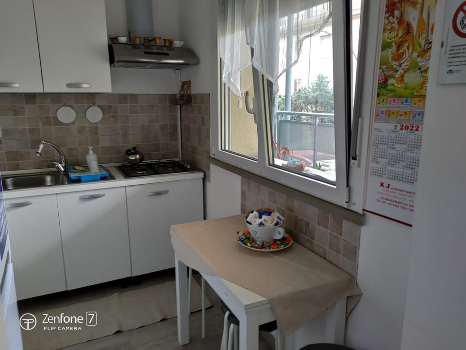 Kitchen or kitchenette, Internal: Not applicable to any particular room