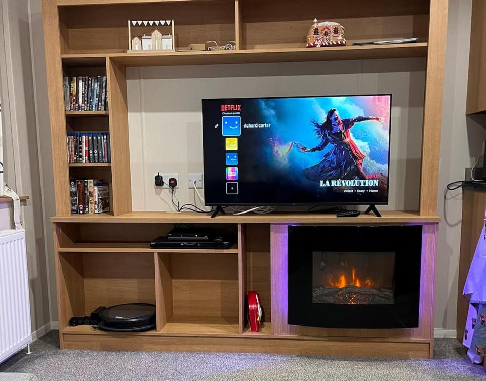 Communal lounge/ TV room, Library, TV and multimedia, Evening entertainment, fireplace