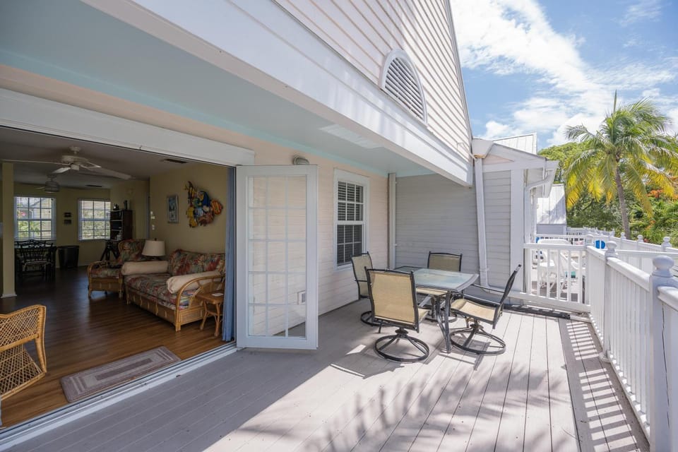 TROPICAL VINEYARD House in Key West